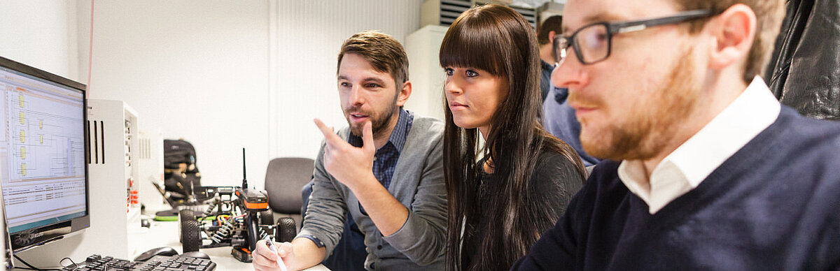 Studierende der Informations- und Kommunikationstechnik am Computer © HTW Berlin/Maria Schramm Studierende der Informations- und Kommunikationstechnik am Computer