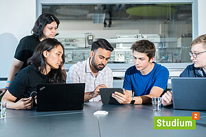 Vier Studierende am Laptop, rechts unten das Logo von "Studium hoch 2" © HTW Berlin/Jan-Christoph Hartung Vier Studierende am Laptop, rechts unten das Logo von "Studium hoch 2"