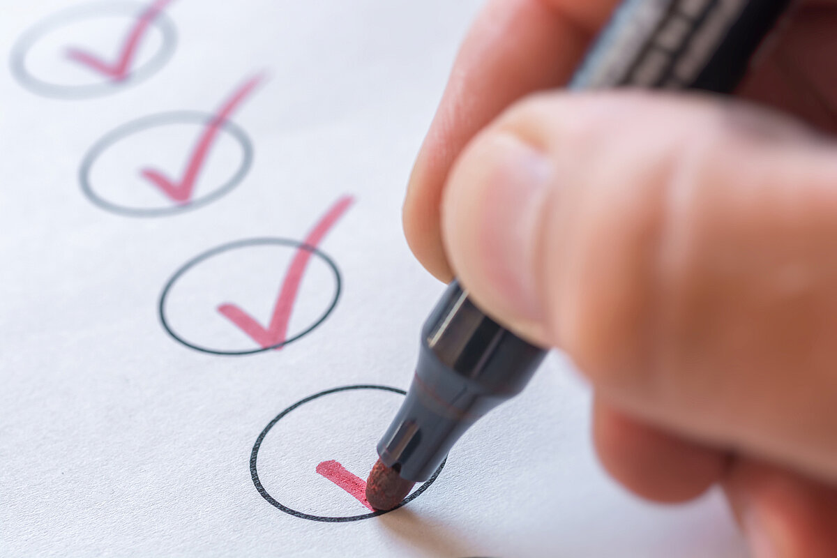 Kreise werden mit rotem dicken Stift abgehakt.