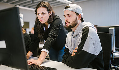 Silvia de Lima Vasconcelos mit einem Studenten am PC