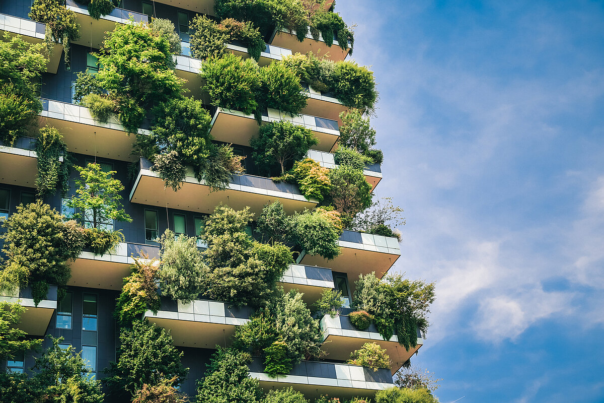 Haus mit pflanzenbewachsenen Balkonen © iStock.com - Copyright Goncharovaia Haus mit pflanzenbewachsenen Balkonen